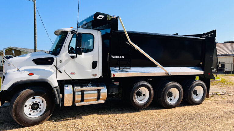 Front view of WARREN WAR-16-6064 16' frameless dump body